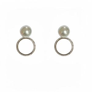 Elegantes pendientes de perlas plateadas con anillos circulares pavimentados con cristales