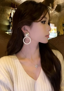 Elegantes pendientes de perlas de gran tamaño para fiestas nocturnas de lujo y gala