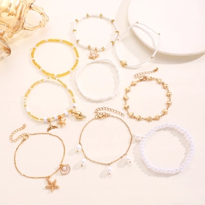 Vista detallada del set de 8 tobilleras bohemias con estrellas de mar y perlas