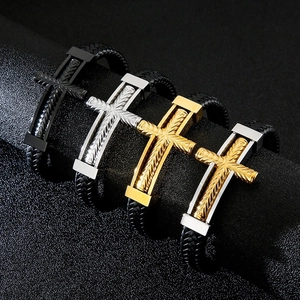 Set Herren-Lederarmbänder mit Weizenmuster-Kreuzanhängern in vier verschiedenen Farben.