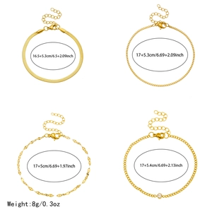 Detail von vier vergoldeten Edelstahl-Armbändern mit Karabinerverschluss und Verlängerung