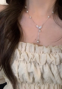 Exquisite close-up of the 18k gold plated zircon leaf necklace with elegant pearl drops