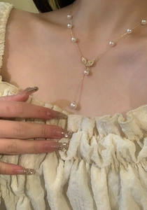 Elegant 18k gold plated necklace featuring leaf zircon motifs and delicate pearls