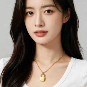 Collier doré avec pendentif cadenas gravé de la lettre D, porté par un mannequin
