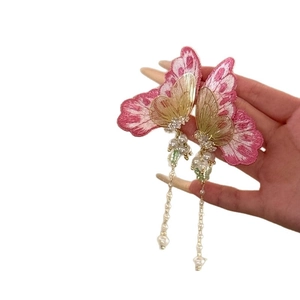 Boucles d'oreilles papillon brodé rose avec perles pour un style de vacances élégant