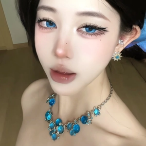 Dettaglio ravvicinato di un'elegante collana di fiori in cristallo blu su una modella asiatica