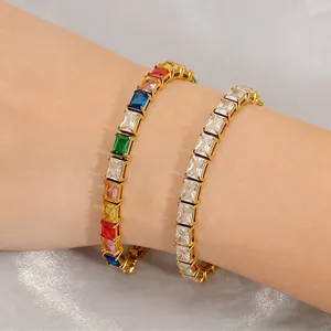 Tennisarmband mit bunten Zirkonia auf vergoldetem Edelstahl, getragen von einem Model