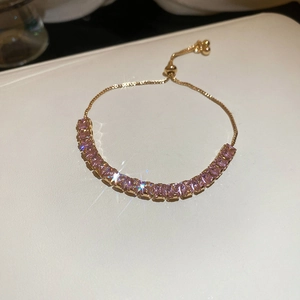 Bracelet ajustable doré de style français avec pierres de zircon roses carrées