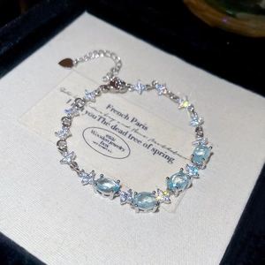 Elegantes verstellbares Armband im französischen Stil mit hellblauen Zirkoniasteinen.