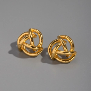 Dettaglio degli orecchini a nodo intrecciato in oro 18K con finitura lucida a specchio