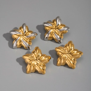 Détail macro des boucles d'oreilles étoiles en acier inoxydable texturé or et argent