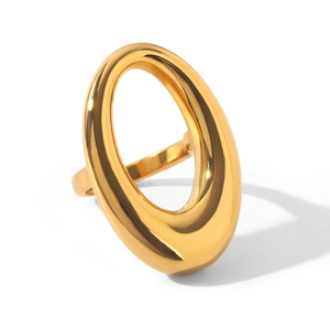 Vue détaillée d'une bague géométrique creuse polie en acier inoxydable plaqué or 18 carats.