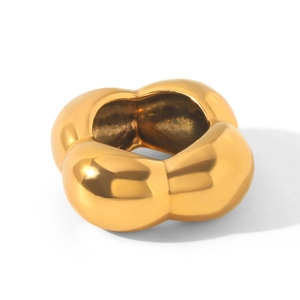 Gros plan d'une bague géométrique fleurie dorée avec une finition miroir