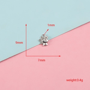 Vue détaillée d'un petit pendentif animal en acier inox, dimensions 9 mm x 7 mm