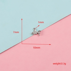 Vue détaillée d'une breloque poisson argentée avec dimensions 10x7mm et poids 0,3g