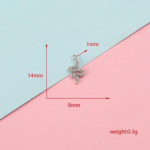 Vue détaillée d'un petit pendentif serpent en acier inoxydable avec dimensions et poids