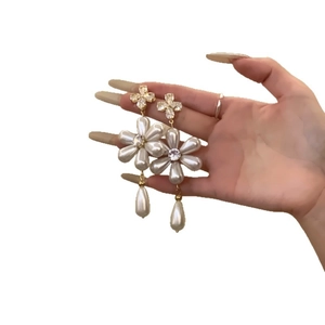 Elegant French style zircon flower and pearl teardrop drop earrings for women's fashion