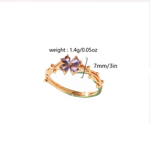 Detalle de anillo de trébol de cuatro hojas dorado con especificaciones de peso y tamaño