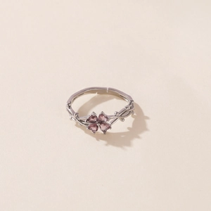 Elegante anillo plateado con diseño de trébol de cuatro hojas y piedras moradas de corazón