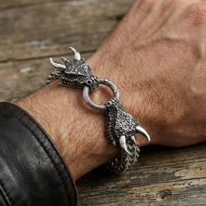 Vista dettagliata del bracciale gotico con testa e artiglio di drago in acciaio inox.