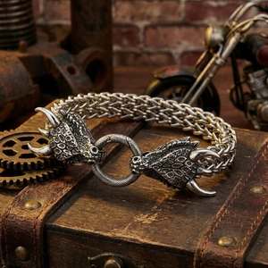 Dettaglio di un bracciale a testa di drago in acciaio al titanio con catena spessa 12 mm.