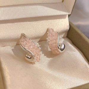 Detaillierte Ansicht eleganter silberfarbener Ohrringe mit funkelnden rosa Kristallen