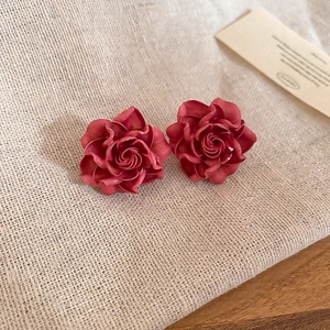 Klassische rote 3D-Rosenohrringe mit mattem Finish und künstlerischem Wald-Stil