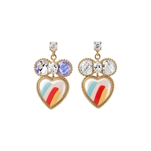 Boucles d'oreilles cœur en verre plaqué or 18k avec rayures colorées et cristaux.