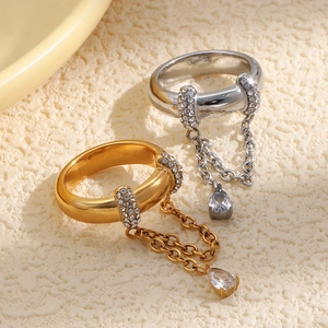 Bague élégante en acier inoxydable plaqué or 18 carats avec chaîne à pampilles et zircon