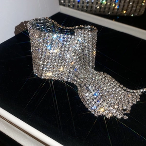 Vue détaillée d'un bracelet à pampilles en strass étincelant sur velours noir profond