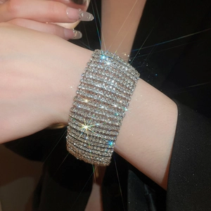 Nahaufnahme eines glamourösen mehrreihigen Silber-Strass-Armbands am Handgelenk