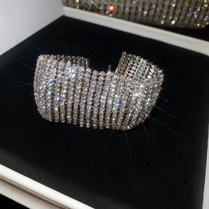 Gros plan d'un luxueux bracelet manchette large avec plusieurs rangées de strass étincelants