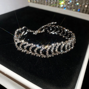 Gros plan détaillé d'un bracelet étincelant avec strass pour femme dans une boîte