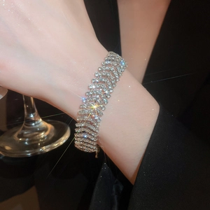 Makro-Detail eines funkelnden mehrreihigen Strassarmbands mit elegantem Silberschimmer