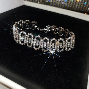 Détail exquis en gros plan d'un bracelet à maillons ovales en strass étincelants