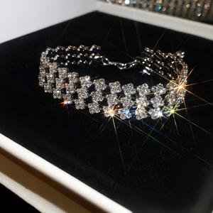 Détail en gros plan montrant les cristaux étincelants de ce bracelet de strass argenté élégant