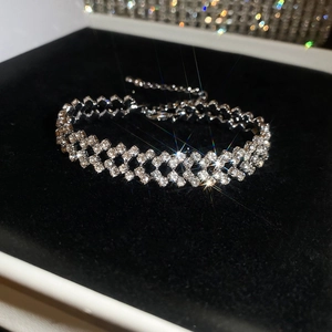 Élégant bracelet grillagé à plusieurs rangées de strass argentés sur présentoir en velours noir