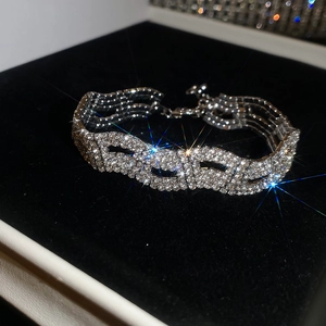 Élégant bracelet ondulé argenté entièrement orné de strass étincelants sur velours noir