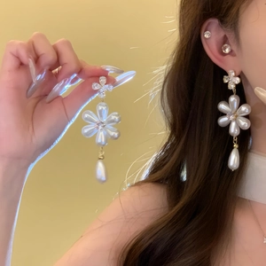 French Style Alloy Rhinestone Artificial Pearl Flower Drop Earrings For Women Elegant Korean Design White Long Dangle Earrings Jewelry Gift
