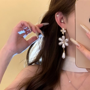 Elegant Korean-style flower pearl drop earrings with zircon accents for women's fashion