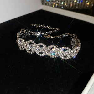 Bracelet en strass argenté étincelant avec motif ondulé sur un fond de velours noir