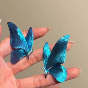 Elegante vintage blauwe stoffen vlinder oorbellen met fonkelende kristallen details
