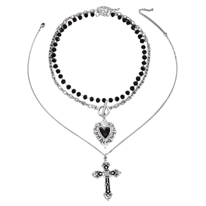 Vue détaillée de colliers gothiques à trois couches avec pendentifs croix et cœur noir