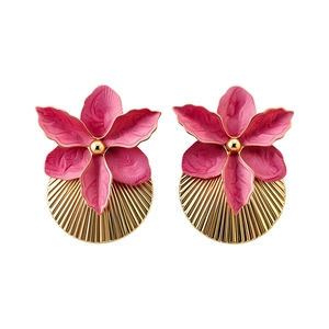 Orecchini a forma di orchidea in smalto rosa con base metallica circolare plissettata oro