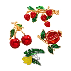 Detailset mit lebhaften Emaille-Fruchtbroschen mit Kirsche, Erdbeere und Granatapfel-Design