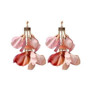 Exquisite handgefertigte Stoffblumen-Ohrhänger mit elegantem Petal-Design und Goldakzenten.