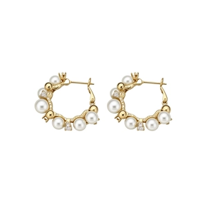 Élégantes créoles plaquées or 14 carats avec perles blanches et zircons scintillants.