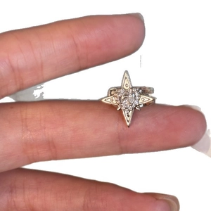 Shiny zircon star ear cuff for women, exquisite non-pierced star cartilage earring.