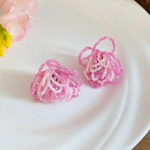 Boucles d'oreilles clous en perles roses faites main avec motif floral bohème pour femme