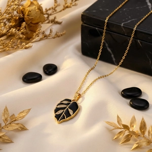 Minimalist Stainless Steel Black Enamel Leaf Pendant Necklace For Women Gold Plated Rhinestone Clavicle Chain Fashion Jewelry Gift